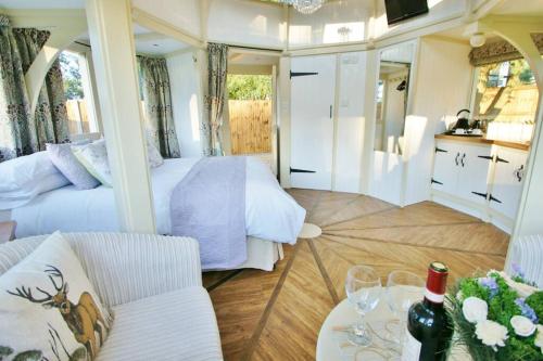 The Folly - one off luxury Glamping accommodation