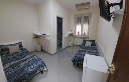 Twin Room with Private Bathroom image 5