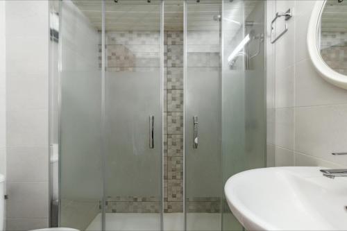 One-Bedroom Apartment image 5