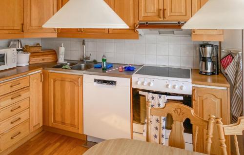 keuken, 5 Bedroom Stunning Home In Köpingsvik (5 Bedroom Stunning Home In Kopingsvik) in Kopingsvik