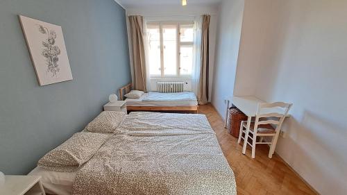 Na Slupi Sanctuary: Serene 2-Bedroom Getaway Prague