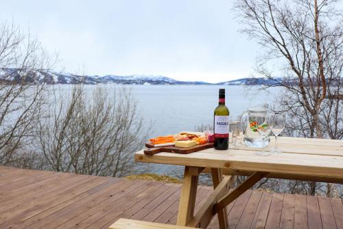 Senja - Charming cottage by the sea with terrace and fantastic view in Фіннснес