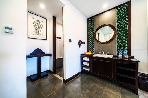 Deluxe Double or Twin Room with Balcony image 9
