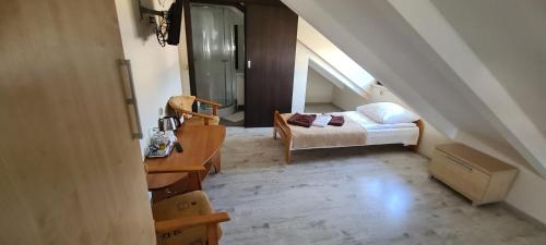 1 twin bed, 1 sofa bed