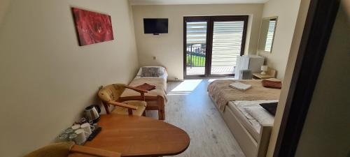 1 double bed, 1 twin bed