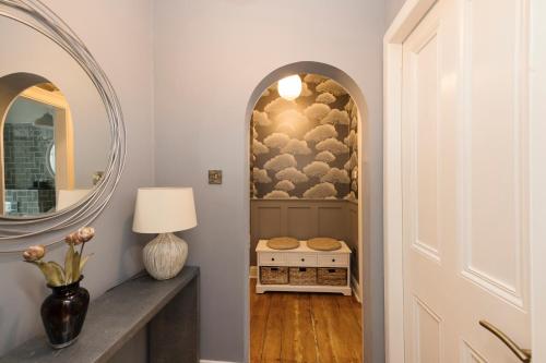 Stylish Flat near Calton Hill - image 8