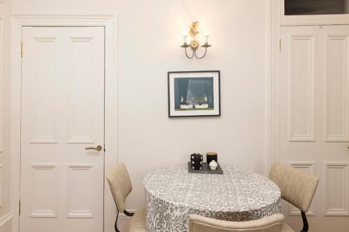 JOIVY Stylish Flat near Calton Hill, Edinburgh (photo 7)