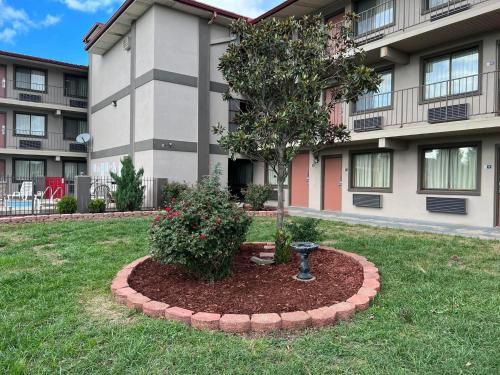 Days Inn & Suites by Wyndham Springfield on I-44 – Springfield, MO