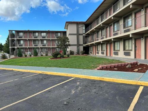 Days Inn & Suites by Wyndham Springfield on I-44 – Springfield, MO