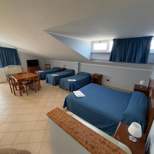 2 queen beds, 2 twin beds