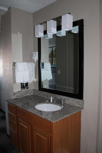 Days Inn & Suites by Wyndham Springfield on I-44 – Springfield, MO