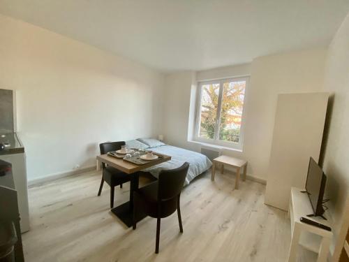 104 Studio Immeuble Persévérance (104 Studio Immeuble Perseverance) in Conflans-en-Jarnisy