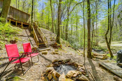 31 Mi to Skiing Creekside Cabin with Fireplace! in Whittier, USA