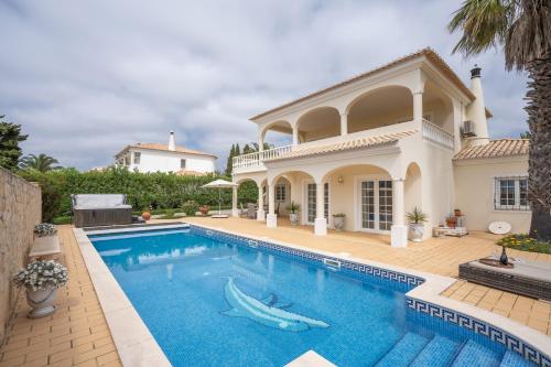 Host Wise - Luxurious Pool & Jacuzzi Hideaway