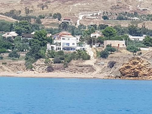 Villa MALOUGA avec piscine à 130m de la plage