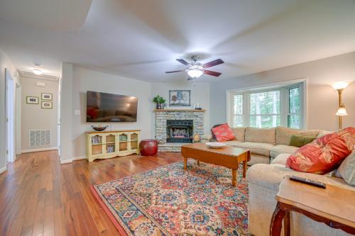 Pet-Friendly Arden Retreat with Private Hot Tub in Arden, Vereinigte Staaten von Amerika