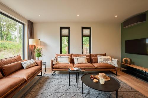 ห้องส่วนกลางสำหรับนั่งเล่น/ดูทีวี, Dutchen Zeegser Duinen Villalodges in ซีกซ์