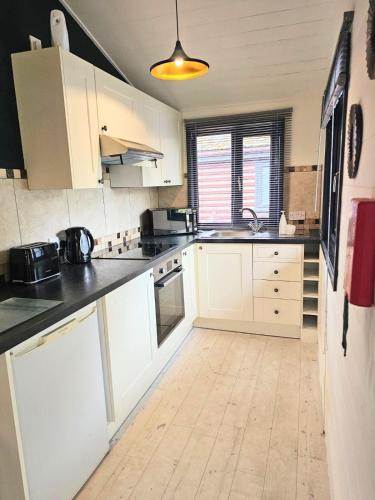 кухня, Magpie 1 Hot Tub HuntersMoon-Warminster-Bath-Wiltshire in Уормінстер
