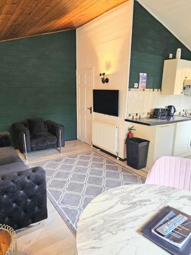 Зручності, Magpie 1 Hot Tub HuntersMoon-Warminster-Bath-Wiltshire in Уормінстер