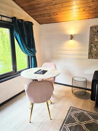 Зручності, Magpie 1 Hot Tub HuntersMoon-Warminster-Bath-Wiltshire in Уормінстер