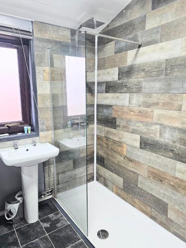 Душ, Magpie 1 Hot Tub HuntersMoon-Warminster-Bath-Wiltshire in Уормінстер