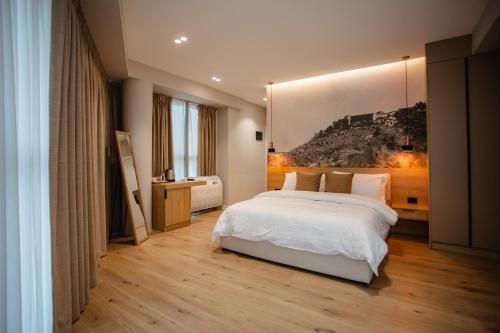 Triple Room with City View image 10
