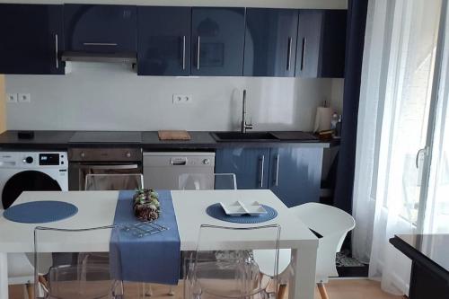 Kitchen, Quartier des emailleurs-T4 avec balcon et garage in Limoges