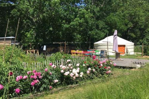 Garden, Yourte de la bas in Challes-les-Eaux