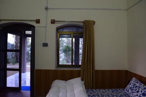 Batrasi Dak Bungalow - image 4