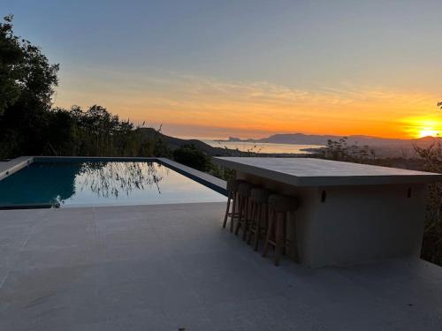Luxueuse Villa avec Piscine pour 8 Personnes et Vue Mer Exceptionnelle proche des Plages - Location, gîte - La Cadière-d'Azur