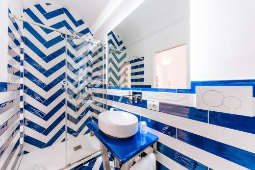 Junior Suite with Terrace and Partial Sea View image 6