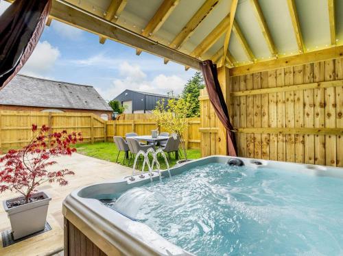 City to Country Retreat Luxury Cottage with Hot Tub