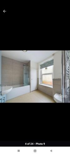 Flat 2, Close to all amenities Shared bathroom