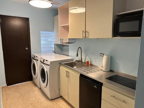 3BR, 1BA in Cepeda, Up to 20 Guests near Ocean Park Beach, San Juan (Foto 4)