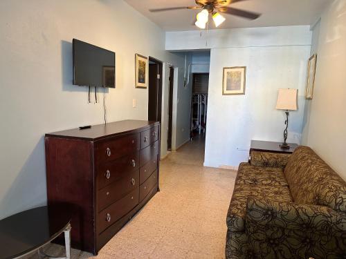 3BR, 1BA in Cepeda, Up to 20 Guests near Ocean Park Beach, San Juan (Foto 8)