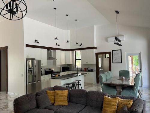 Central Oasis Private Pool BBQ in Belmopan