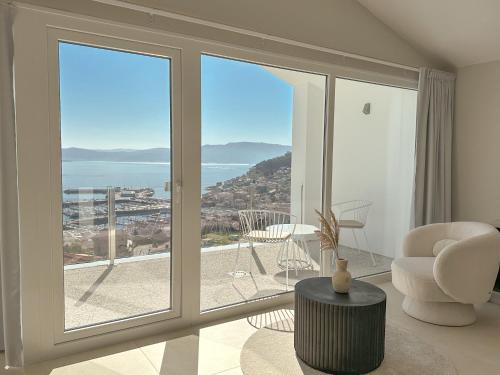 Deluxe Double Room with Balcony and Sea View