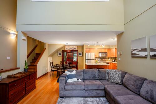 3BR in Wintergreen Family Sized Wood Burning Fireplace Secure Parking Ski Hill Bus Access