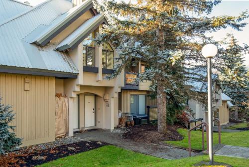 Three-Bedroom Townhouse image 4