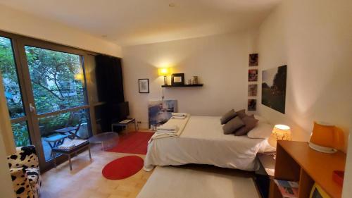 Une chambre à Paris 20eme avec un petit jardin, París