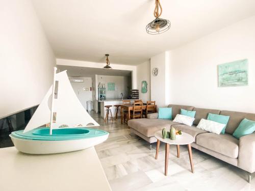 Frontline Beach ground floor with privet garden, Mi Capricho 16 in กาลาอองดา