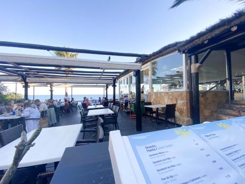 Frontline Beach ground floor with privet garden, Mi Capricho 16 in กาลาอองดา