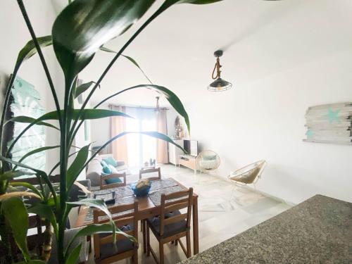 Frontline Beach ground floor with privet garden, Mi Capricho 16 in กาลาอองดา