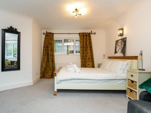 6 Bed in Westward Ho 47214