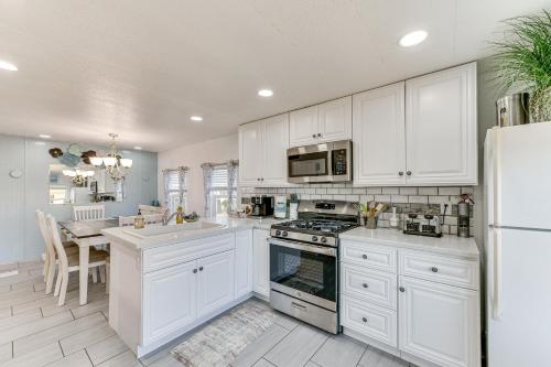 Peaceful Eureka Beach Cottage w/ 30-Foot Dock in King Salmon (CA)