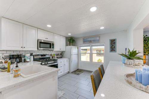 Peaceful Eureka Beach Cottage w/ 30-Foot Dock in King Salmon (CA)