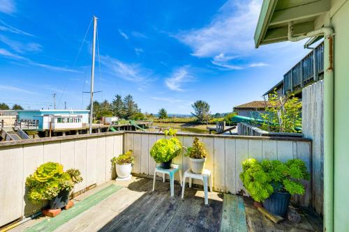 Peaceful Eureka Beach Cottage w/ 30-Foot Dock in King Salmon (CA)