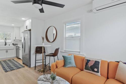 Orange Blossom -2BR Free EV Charger & Parking in San Diego, USA