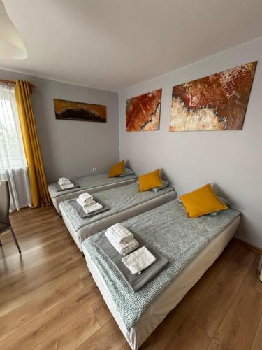4 twin beds
