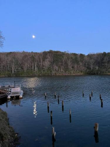 Boo Boo's Cabin - Lake Front!